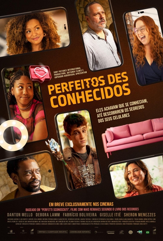 Cartaz de divulgação do filme. O cartaz apresenta sete pessoas distribuídas em fotografias que simulam telas de celulares. O fundo é marrom-escuro. No topo, há três fotos. À esquerda, uma mulher negra, com cabelos castanhos cacheados e volumosos. Ao centro, um homem branco, com cabelos curtos grisalhos e barba curta e camisa azul-clara. À direita, uma mulher branca, com cabelos ruivos ondulados e longos e blusa azul-marinho. Abaixo, ao centro do cartaz, está o título “Perfeitos Desconhecidos”, em letras grandes e amarelas. Abaixo do título, em letras brancas: “Eles achavam que se conheciam, até descobrirem os segredos dos seus celulares”. Na parte inferior do cartaz há quatro fotos. À esquerda, uma jovem negra, com cabelos longos, pretos e trançados e blusa rosa. Abaixo, um homem negro, com barba cheia e cabelos pretos. No centro, um jovem branco, com cabelos curtos castanhos, usa uma fantasia medieval. À direita, uma mulher branca, com cabelos castanhos-claros ondulados. Abaixo, em letras rosas: “Baseado em ‘Perfetti Sconosciuti’, filme com mais remakes segundo o Livro dos Recordes”.