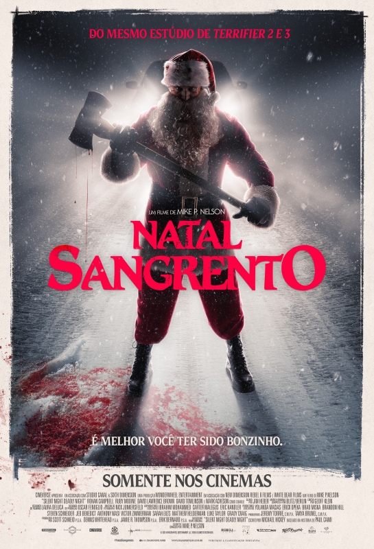 Cartaz de divulgação do filme. Ao centro, há um homem branco vestido como Papai Noel. Ele usa roupa vermelha com detalhes brancos, gorro vermelho e botas pretas. O rosto é parcialmente coberto por uma barba branca volumosa. Com as duas mãos, segura um machado preto, posicionado na diagonal, com a lâmina voltada para cima e para a esquerda. O corpo está voltado para nós. Um pouco à frente dele, há uma grande mancha de sangue vermelho na neve que cobre o chão. Partículas de neve pairam. Atrás do Papai Noel, brilha uma forte luz branca. Na parte superior, em letras vermelhas: “Do mesmo estúdio de Terrifier 2 e 3”. Na região central, em letras grandes e vermelhas, o título: “Natal sangrento”. Acima do título, em letras menores e brancas: “Um filme de Mike P. Nelson”. Na parte inferior, em branco: “É melhor você ter sido bonzinho”.